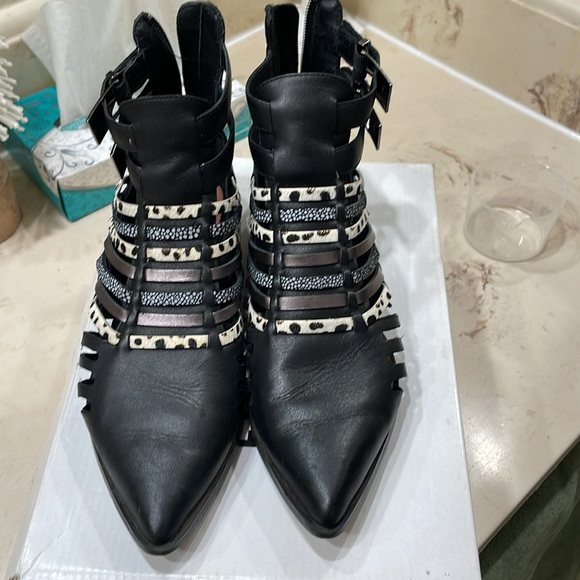 Forever 21 pointed booties - Picture 2 of 8